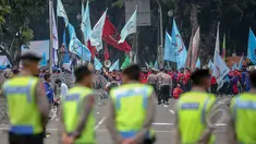 Ratusan petugas kepolisian berjaga di depan Istana Merdeka, Jakarta, Jumat (1/5/2015). Penjagaan dilakukan untuk mengantisipasi aksi buruh saat perayaan hari Buruh Internasional (May Day). (Liputan6.com/Faizal Fanani)