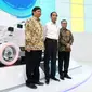 Presiden Joko Widodo didampingi Menteri Perindustrian Airlangga Hartarto foto bersama di depan mobil konsep Daihatsu pada pembukaan GAIKINDO Indonesia International Auto Show (GIIAS) 2018 di ICE BSD, Tangsel, Kamis (2/8). (Liputan6.com/Fery Pradolo)