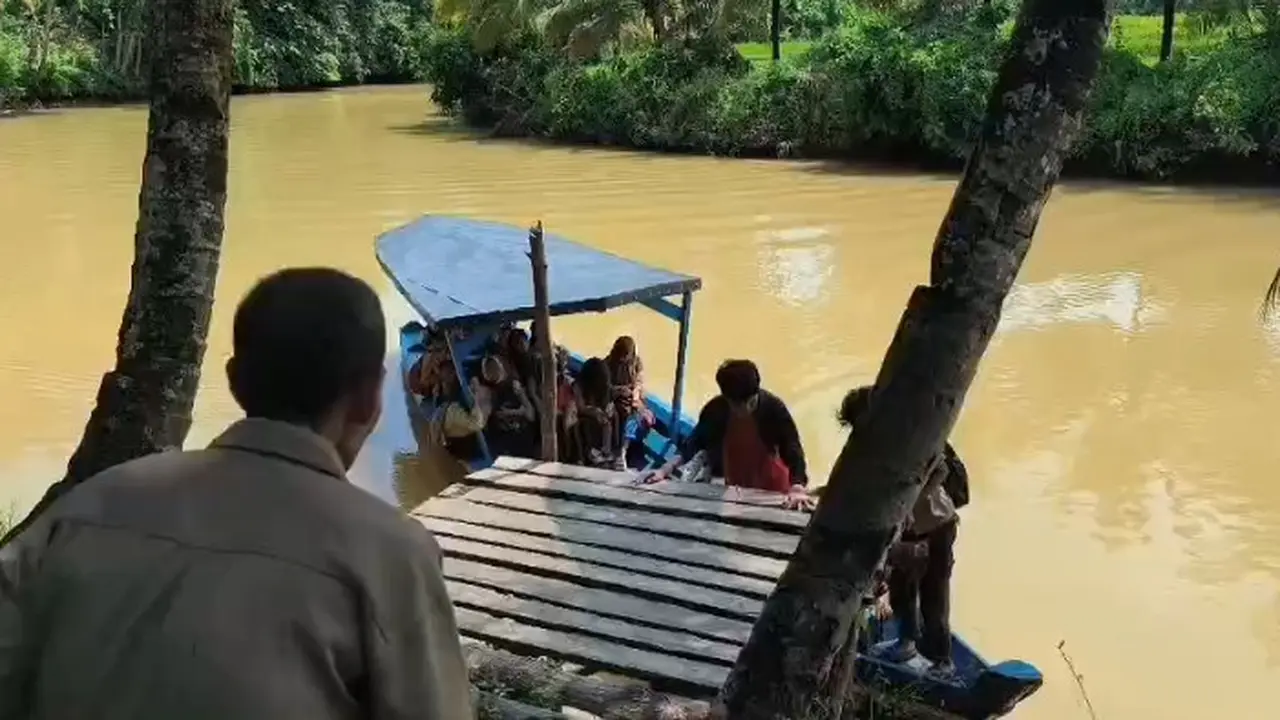 Pelajar dan Warga Sukabumi Terpaksa Gunakan Perahu Usai Jembatan Putus