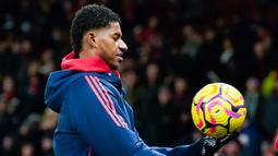 Dalam laga melawan Newcastle United, Rashford sempat ikut pemanasan dan berada di bangku cadangan. (AP Photo/Dave Thompson)