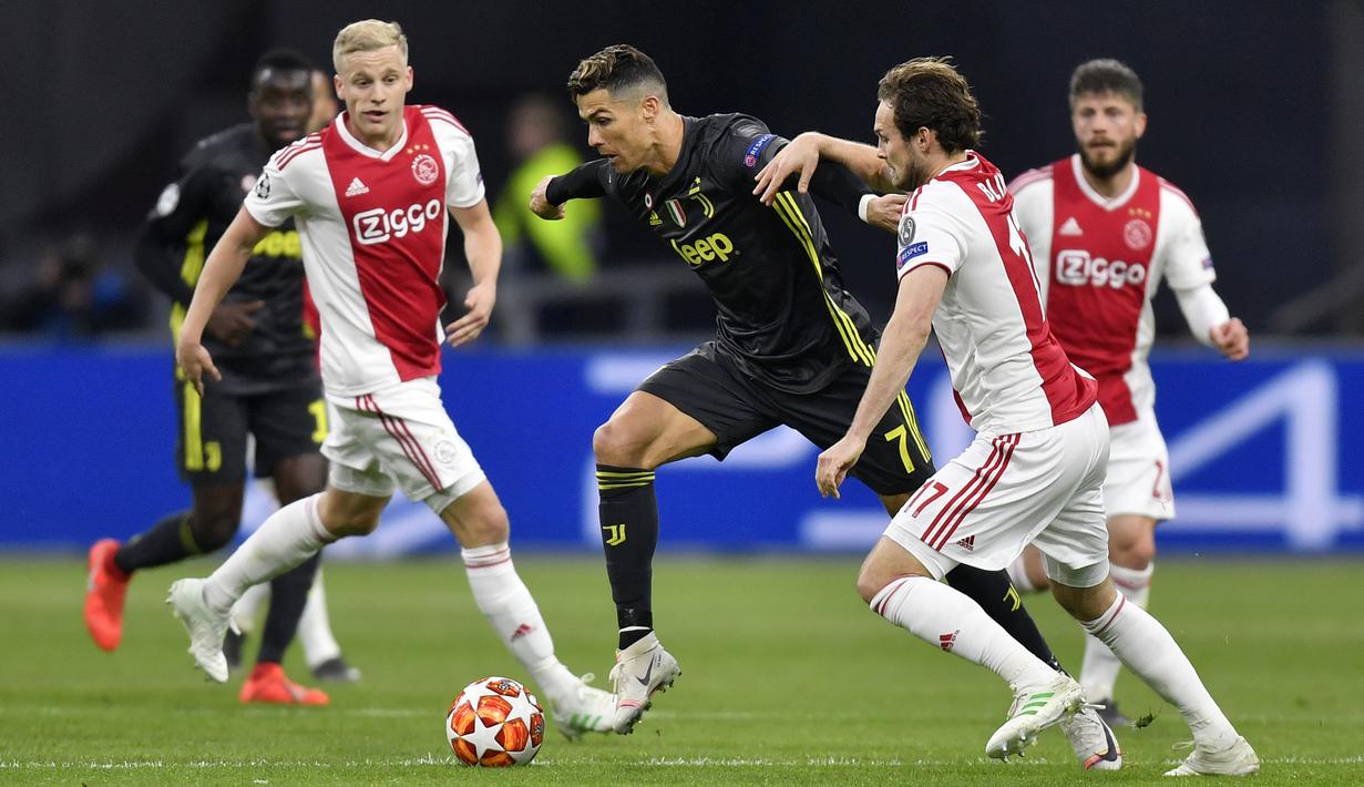 Striker Juventus, Cristiano Ronaldo, berusaha melewati pemain Ajax Amsterdam pada laga Liga Champions di Stadion Johan Cruyff, Rabu (10/4). Kedua tim bermain imbang 1-1. (AP/Martin Meissner)