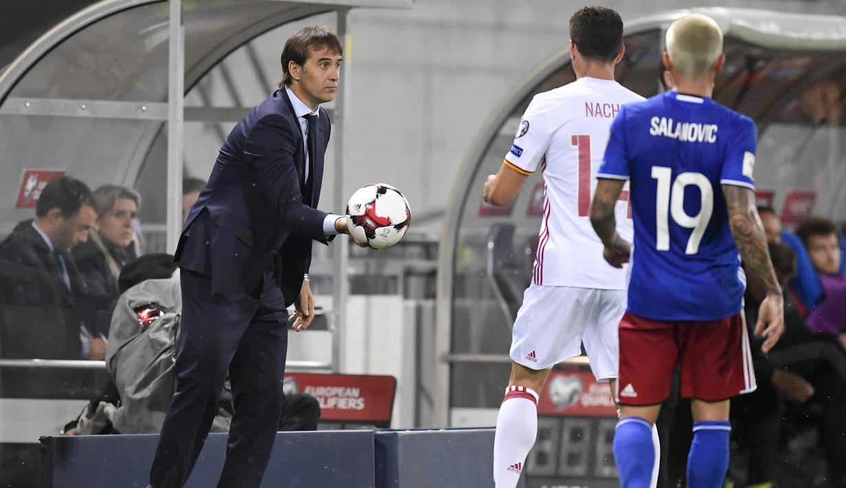 Pelatih Spanyol, Julen Lopetegui memberikan bola kepada Nacho saat timnya melawanLiechtenstein pada laga grup G kualfikasi Piala DUnia 2018 di Rheinpark Stadion, Vaduz, (5/9/2017). Spanyol menang 8-0. (Gian Ehrenzeller/Keystone via AP)