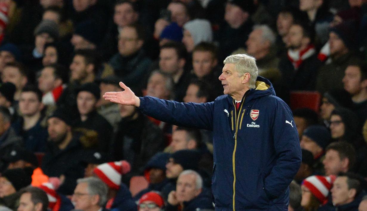 Pelatih Arsenal, Arsene Wenger terlihat memprotes kinerja anak asuhnya saat melawan Swansea City pada lanjutan Liga Inggris pekan ke-28 di Stadion Emirates, London, Kamis (3/3/2016) dini hari WIB. (AFP / Glyn Kirk)