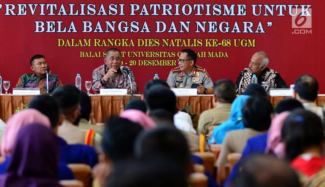 Menteri Pertahanan Ryamizard Ryacudu (kedua kiri) dan Kapolri Jenderal Polisi Tito Karnavian (kedua kanan) saat menjadi pembicara dalam seminar Revitalisasi Patriotisme untuk Bela Bangsa dan Negara di UGM, Yogyakarta, Selasa (19/12). (Liputan6.com/Juli)