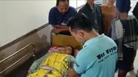 Warga Mayang Jember, menjalani perawatan medis akibat keracunan makanan takjil (Istimewa)
