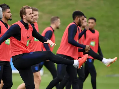 Pemain Timnas Inggris, Harry Kane (tengah) bersama rekan-rekannya ambil bagian dalam sesi latihan jelang menghadapi Swiss dalam pertandingan UEFA Nations League, Inggris, Minggu (10/9). (PAUL ELLIS/AFP)
