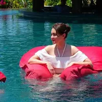 Rianti Cartwright di kolam renang (Instagram/riantic)