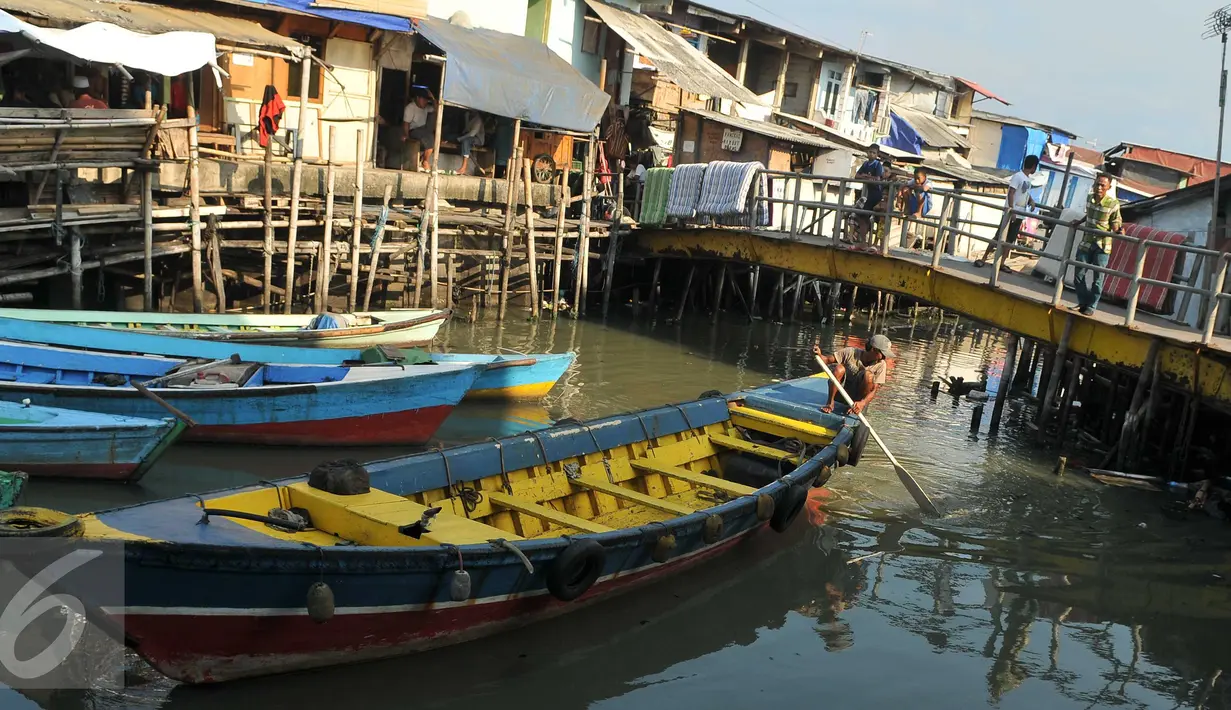 Seorang warga mengayuh sampannya di Kampung Aquarium, Jakarta Utara, Senin (28/3). Warga mengaku resah atas rencana Pemprov DKI Jakarta yang akan menggusur wilayah mereka. (Liputan6.com/Gempur M Surya)