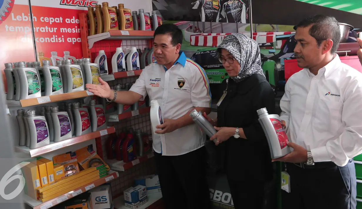 Direktur Sales & Marketing PT Pertamina Lubricants Andria Nusa (kanan) menjelaskan outlet Bright Olimart di SPBU Cakung, Jakarta, Senin (26/10). Outlet ini merupakan pelayanan servis pengendara bermotor. (Liputan6.com/Angga Yuniar)