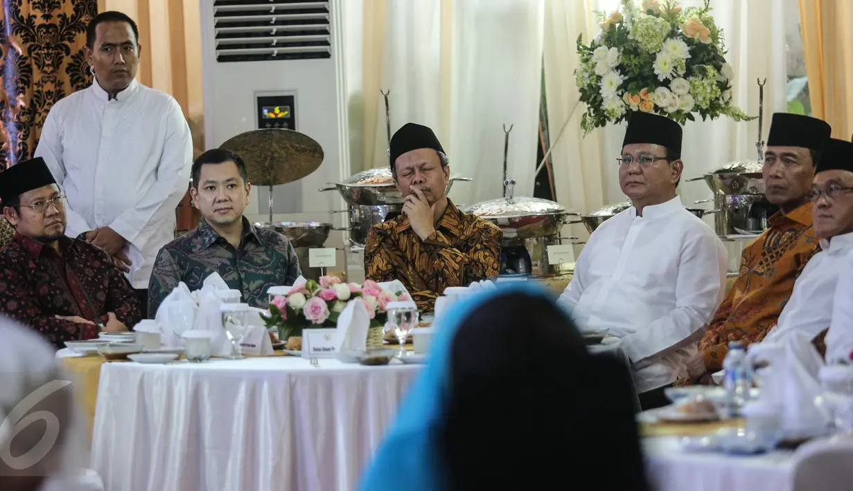Suasana acara Buka Puasa Bersama di Rumah Dinas Ketua MPR RI, Jakarta, Senin (22/6/2015). Sejumlah tokoh Parpol tampak hadir dalam acara tersebut. (Liputan6.com/Faizal Fanani)