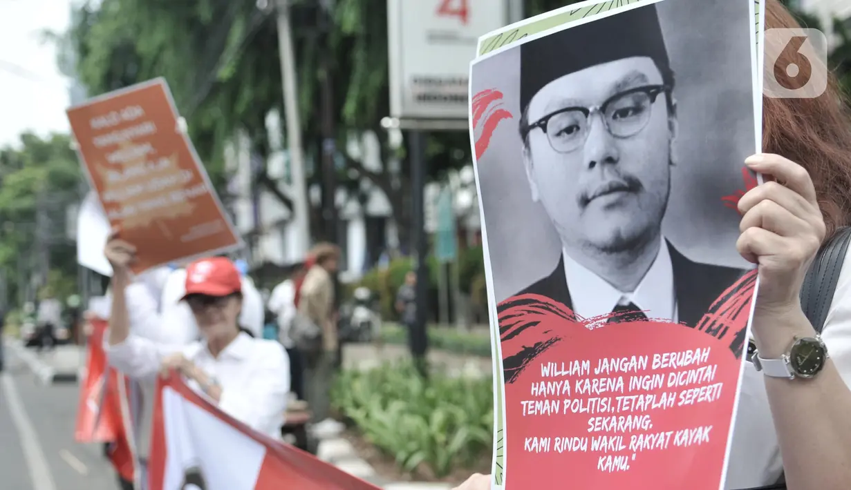 Massa yang tergabung dalam Aliansi Masyarakat Untuk Transparansi membentangkan poster saat aksi damai di Gedung DPRD DKI Jakarta, Rabu (4/12/2019). Mereka menuntut DPRD DKI Jakarta dan Pemprov DKI Jakarta untuk transparansi atau terbuka terhadap publik. (merdeka.com/Iqbal S Nugroho)