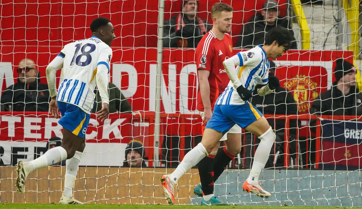 <p>Pemain Brighton, Kaoru Mitoma melakukan selebrasi setelah mencetak gol ke gawang Manchester United pada laga lanjutan Liga Inggris 2024/2025 yang berlangsung di Old Trafford, Manchester, Inggris, Minggu (19/01/2025). (AFP/Ian Hodgson)</p>