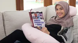 Hamil yang besar membuat Ratna membatasi aktivitasnya. Salah satu hal yang menjadi hiburan Ratna ialah membaca buku. Dengan tampil santai membaca buku, Ratna tetap terlihat begitu cantik memesona. (Liputan6.com/IG/@ratnagalih)