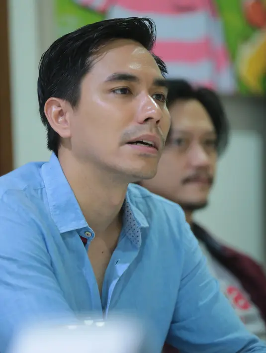 "Ide cerita memang dari kisah nyata. Lalu kami adaptasi menjadi kisah fiksi, dimana menggambarkan generasi muda dengan kepekaannya terhadap sesuatu yang tidak benar," kata Darius di kawasan Pejaten Barat, Minggu (15/10). (Adrian Utama/Bintang.com)