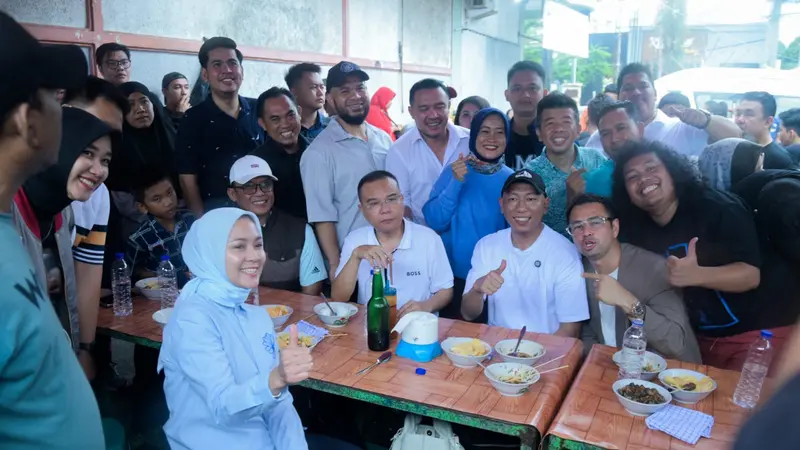 Raffi Ahmad dan Marshel Widianto saat makan bubur di Kota Bandar Lampung sambil  mengajak masyarakat untuk mendukung Rahmat Mirzani Djausal sebagai Cagub Lampung.  Foto : (Istimewa)