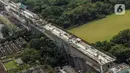 Proyek transportasi light rail transit (LRT) di kawasan Tanah Abang, Jakarta, Selasa (27/10/2020). Per September 2020, progres proyek LRT yang menghubungkan Jakarta, Bogor, Depok, dan Bekasi sepanjang 44 km tersebut telah mencapai 77 persen. (Liputan6.com/JohanTallo)