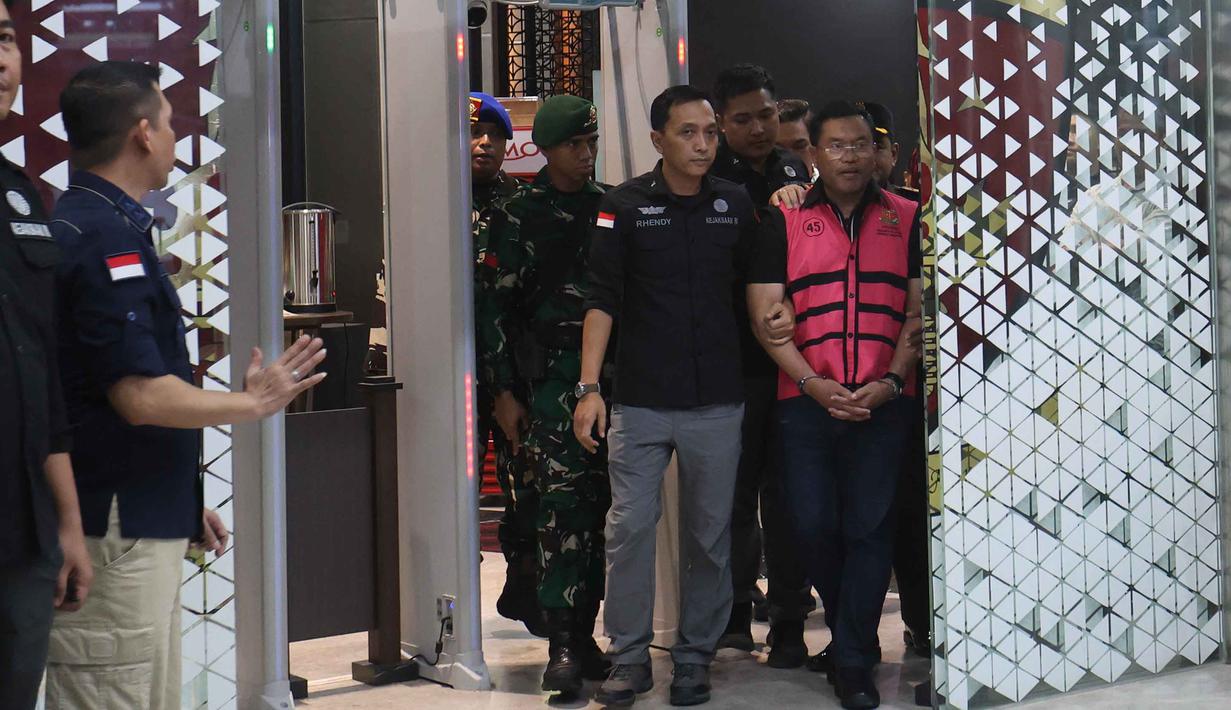 Mantan Wakil Kepala Badan Gizi Nasional (BGN), Sony Sonjaya (mengenakan rompi tahanan - kanan), digiring menuju mobil tahanan usai menjalani pemeriksaan di Gedung Kejaksaan Agung RI, Jakarta, Rabu (3/6/2026). (Kapanlagi.com/Budy Santoso)