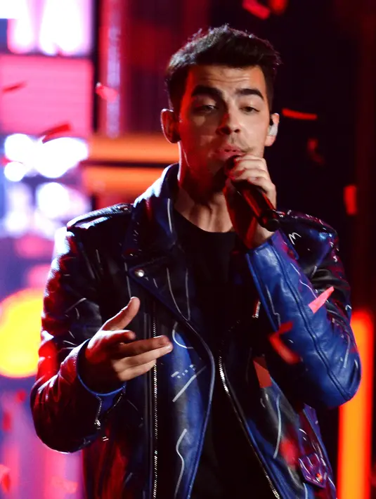 Ketika menjadi salah satu bintang tamu di acara Watch What Happen Live, Joe Jonas diwajibkan untuk menjawab pertanyaan denganwaktu singkat. Pertanyaan apakah itu?. (AFP/Bintang.com)
