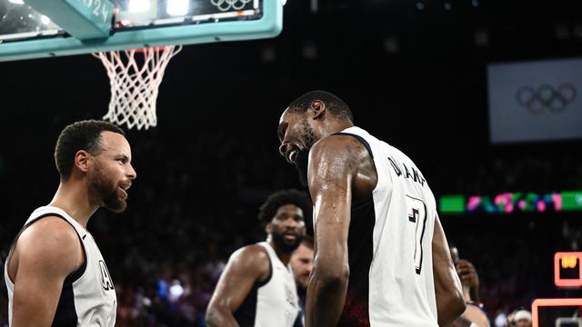 Selebrasi pemain Amerika Serikat usai menang atas Serbia di Semifinal Olimpiade 2024