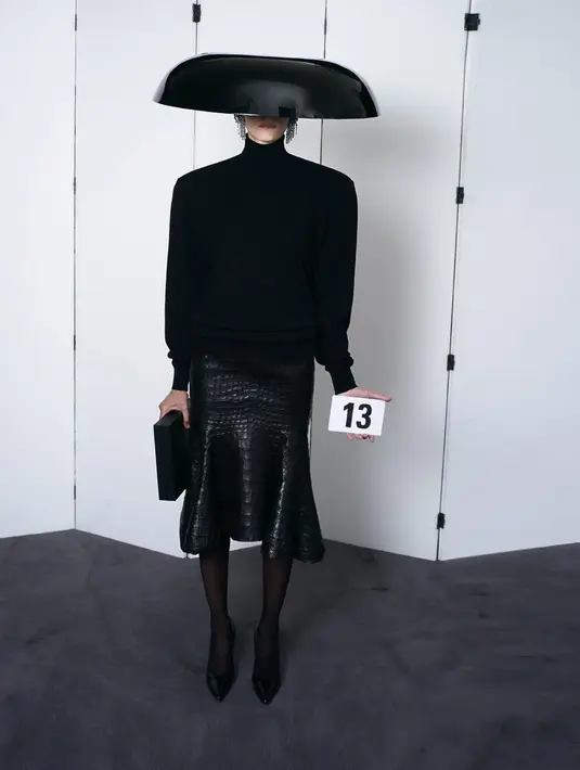 Ini juga merupakan momen simbolis bagi Kering sebagai luxury brand pertama yang menjelajah ke area adibusana yang digaungkan sang pendirinya Cristobal Balenciaga yang sering disebut couturies's couturier. (Foto: Instagram @balenciaga)