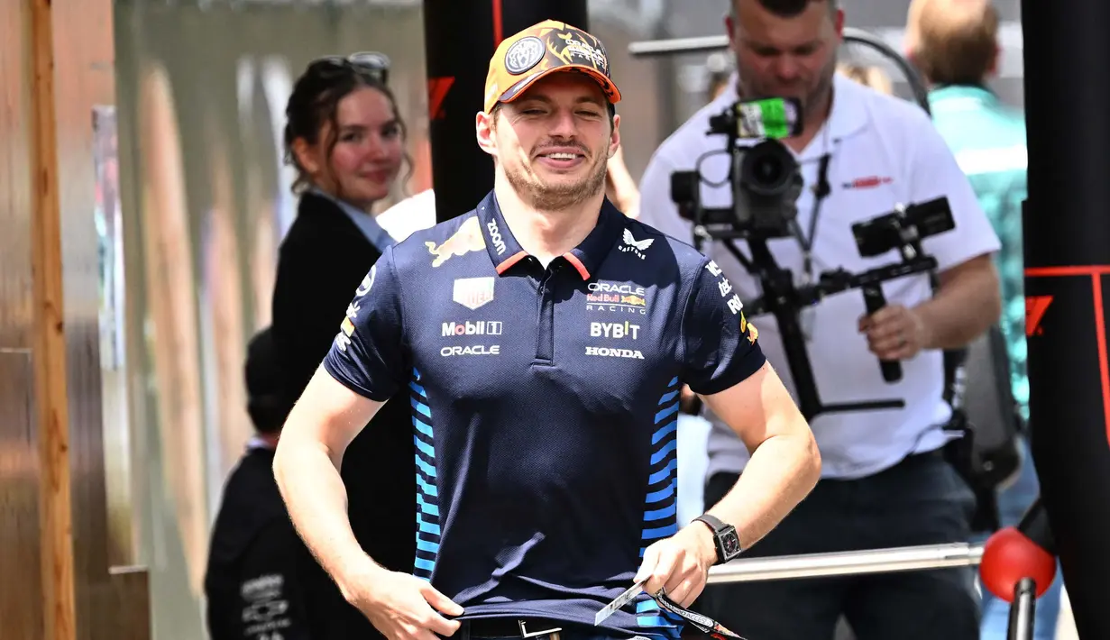 Pembalap Red Bull asal Belanda, Max Verstappen tiba di lintasan balap Red Bull Ring di Spielberg, Austria, pada 27 Juni 2024, menjelang Grand Prix Formula Satu Austria. (Joe Klamar/AFP)