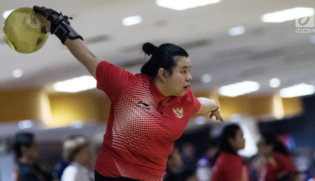 Atlet bowling Indonesia, Elsa Maris bersiap melempar bola saat tampil pada cabang tenpin bowling TPB 4 di Jaya Ancol Bowling Center, Jakarta, Selasa (9/10). Elsa Maris menyumbang medali emas keenam untuk Indonesia. (Bola.com/Vitalis Yogi Trisna)