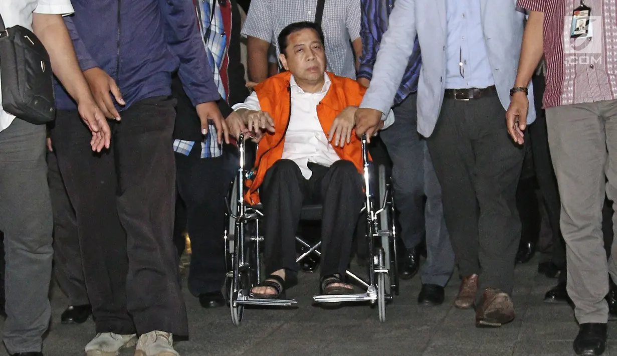 Tersangka korupsi e-KTP, Setya Novanto tiba di Gedung KPK dari Rumah Sakit Cipto Mangunkusumo (RSCM) menggunakan kursi roda pada, Minggu, (19/11). Setnov tiba mengenakan baju rompi tahanan KPK. (Liputan6.com/Herman Zakharia)
