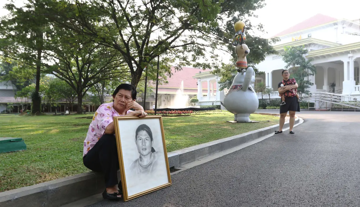Salah satu peserta kamisan berada di Istana Merdeka, Jakarta, Kamis (31/5). Pertemuan yang berlangsung tertutup tersebut dihadiri juga oleh keluarga korban Tragedi Penghilangan Paksa 1997-1998. (Liputan6.com/Angga Yuniar)