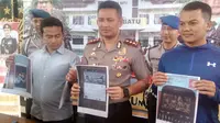  Polisi menunjukkan bukti kelompok gay di Kota Batu, Jawa Timur (Zainul Arifin/Liputan6.com)