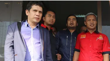 Sebagai sahabat, Inul Daratista menjenguk Saipul Jamil yang kini menjadi tahanan di Polsek Kelapa Gading. Saat dijenguk, Ipul tak kuasa menahan tangis.