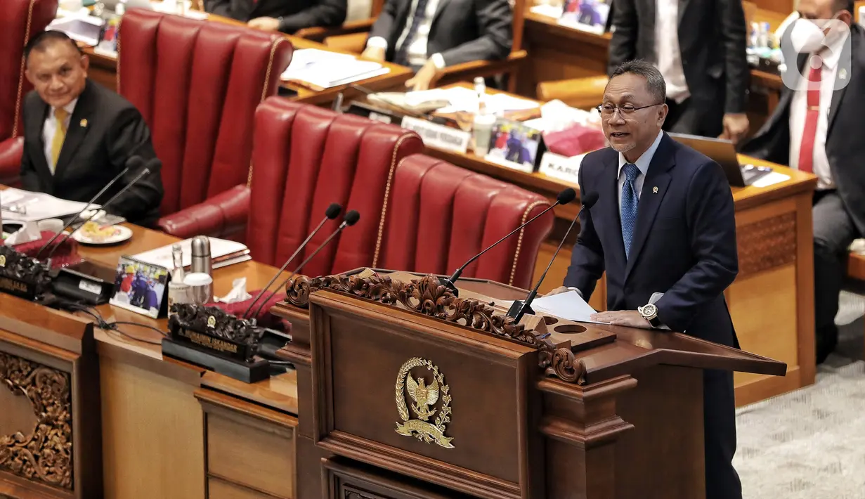 Menteri Perdagangan Zulkifli Hasan membacakan laporan pemerintah terkait persetujuan kemitraan ekonomi komprehensif regional saat rapat paripurna DPR ke-3 masa persidangan I tahun 2022-2023 di Kompleks Parlemen, Senayan, Jakarta, Selasa (30/8/2022). Rapat tersebut beragenda pengambilan keputusan RUU tentang Pengesahan Regional Comprehensive Economic Partnership Agreement (Persetujuan Kemitraan Ekonomi Komprehensif Regional) serta pengambilan keputusan RUU tentang Pegesahan Perjanjian Kemitraan Ekonomi Komprehensif antara Pemerintah Indonesia dengan Pemerintah Korea. (Liputan6.com/Angga Yuniar)