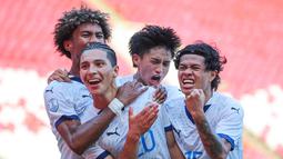 Filipina membuat kejutan terlebih dulu dengan membuka keunggulan pda menit ke-36. Javier Alessandro Jacutin Mariona membawa Filipina unggul setelah memaksimalkan umpan dari Noah River Leddel. (Bola.com/Abdul Aziz)