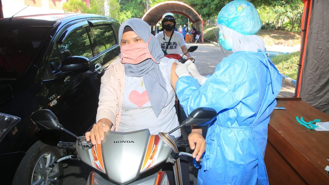 Vaksinasi covid-19 drive tru di Banyuwangi (Dian Kurniawan/liputan6.com)