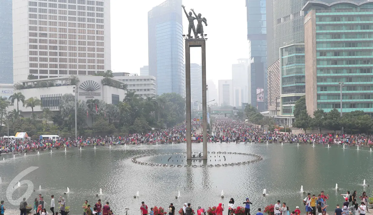Suasana Car Free Day di kawasan Bundaran HI, Jakarta, Minggu (27/12/2015). Kemeriahan libur akhir tahun dimanfaatkan warga untuk menikmati lengangnya Jakarta. (Liputan6.com/Angga Yuniar)