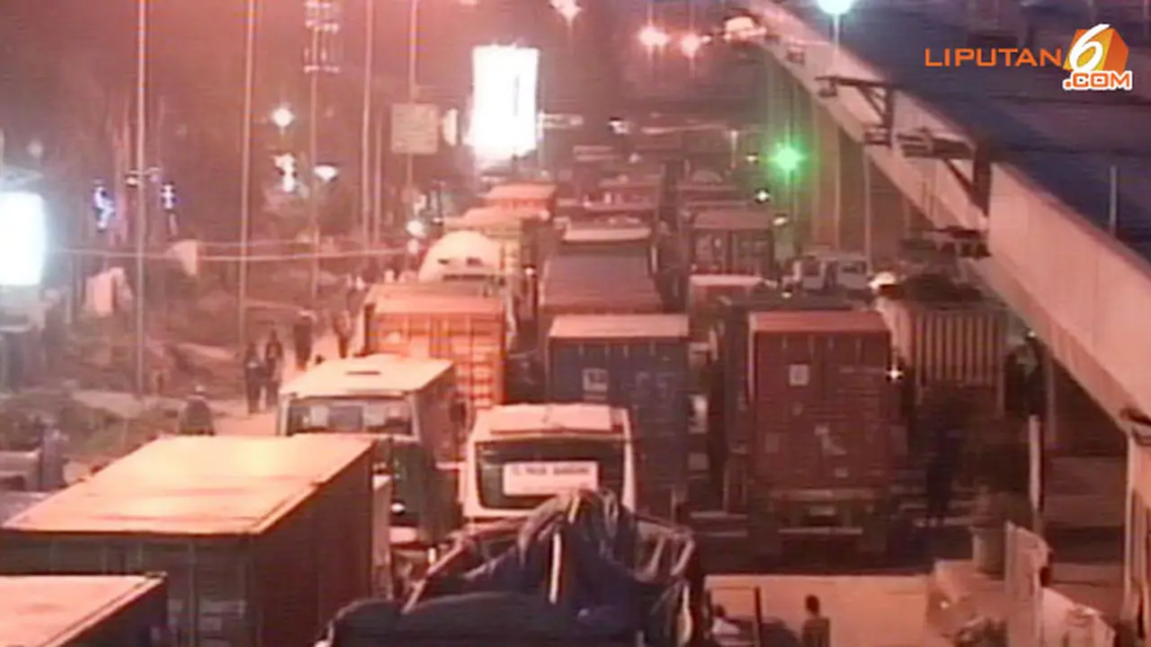 macet-parah-priok130715d.jpg