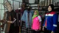 Daipit founder PKBM An-Nur Ibun Bandung Yanti Lidiati dan Juru BIcara PGE unit Karaha Asmaul Husna, salah satu peserta tengah diajari keterampilan mengolah bahan limbah menjadi fashion unggulan (Liputan6.com/Jayadi Supriadin)