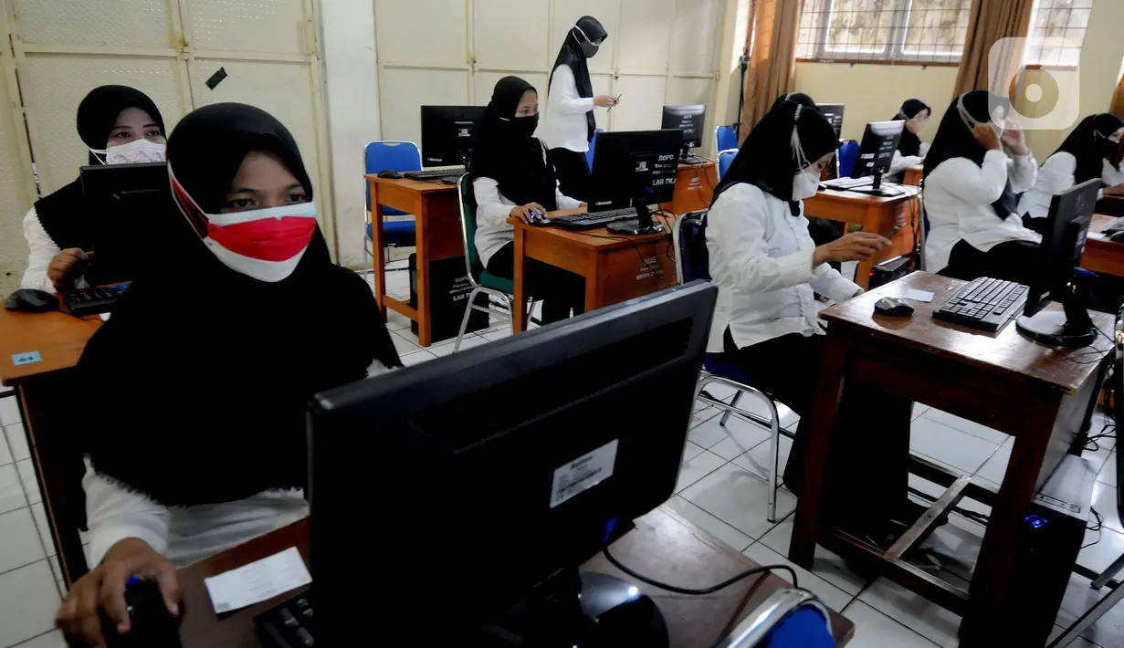 Peserta mengikuti ujian seleksi kompetensi Pegawai Pemerintah dengan Perjanjian Kerja (P3K) Guru di SMKN 2, Depok, Jawa Barat, Selasa (14/9/2021). Kemendikbud mulai Senin (13/9) secara serentak di Indonesia dilaksanakan ujian Seleksi Kompetensi P3K di 1000 lokasi. (merdeka.com/Arie Basuki)