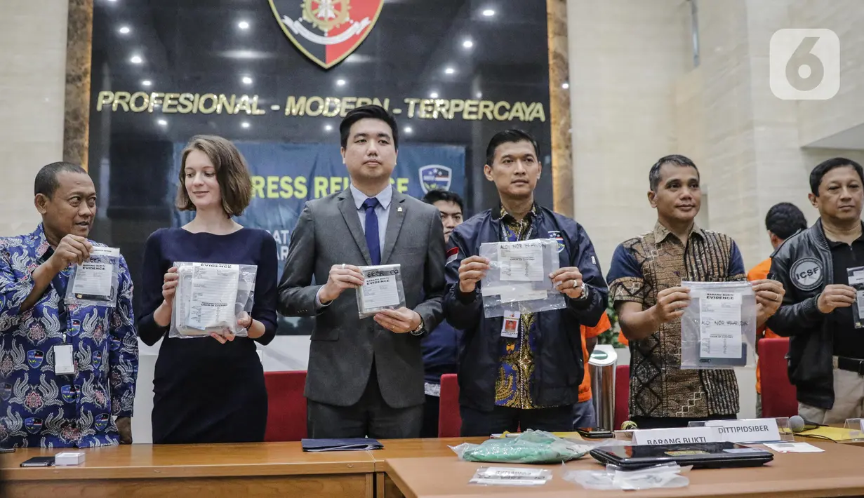 Kasubdit II Dittipidsiber Bareskrim Polri Kombes Himawan Bayu Aji (ketiga kanan) bersama dengan Interpol mengadakan konferensi pers terkait penangkapan pelaku hacker Indonesia di Lobi Bareskrim Polri, Jakarta, Jumat (24/1/2020). (Liputan6.com/Faizal Fanani)