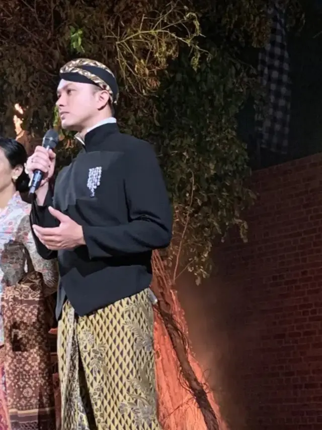 7 Potret Nicholas Saputra Tampil Pakai Beskap dan Blangkon Ini Curi ...
