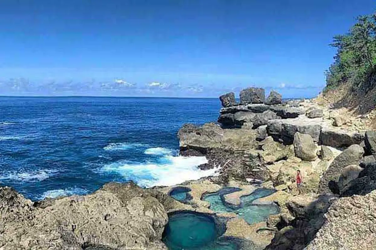 Keseruan Berendam di Kolam Air Laut Pantai Kedung Tumpang Tulungagung