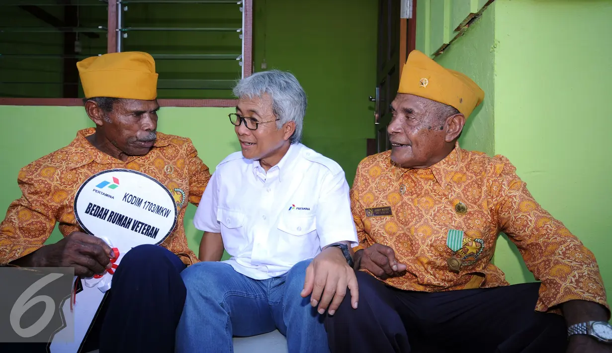 Dirut PT Pertamina, Dwi Soetjipto (tengah) berbincang dengan veteran RI usai meninjau di Amban Distrik Manokwari, Papua Barat, Selasa (16/8). Menyambut HUT RI ke 71, Pertamina memprogramkan bedah rumah veteran RI. (Liputan6.com/Helmi Fithriansyah)