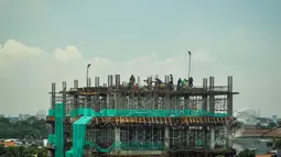 Kesibukan pekerja saat membuat rangka beton gedung di kawasan Jalan Kramat Raya Jakarta, Kamis (26/3). Menaker Hanif Dhakiri mengatakan masyarakat harus aktif mewujudkan Indonesia Berbudaya Keselamatan dan Kesehatan Kerja (K3).(Liputan6.com/Faizal Fanani)