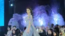 Gaun malam pilihan juara kedua Miss Universe Indonesia 2023 ini berwarna abu-abu, yang juga dipenuhi taburan batu-batu penuh kilau. [Foto: Instagram/vinaanggisitorus]