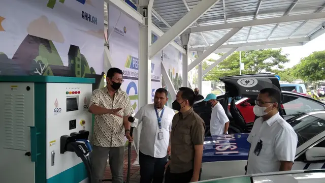 PT Angkasa Pura II Kantor Cabang Utama (KCU) menghadirkan Stasiun Pengisian Kendaraan Listrik Umum atau SPKLU di area parkir domestik Terminal 3 Bandara Soekarno-Hatta.