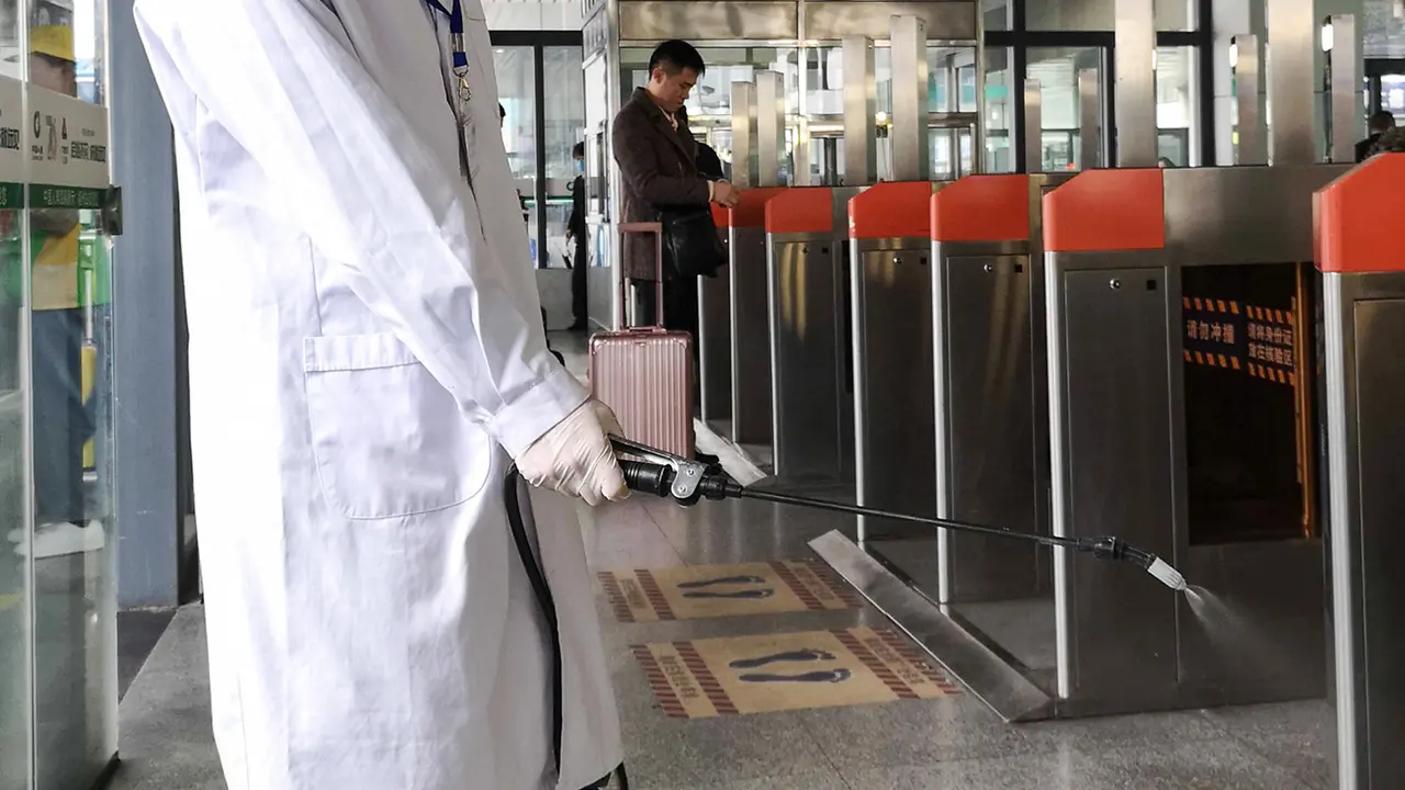 Cegah Penyebaran Virus Corona, Stasiun Kereta di China Disemprot Cairan Disinfektan