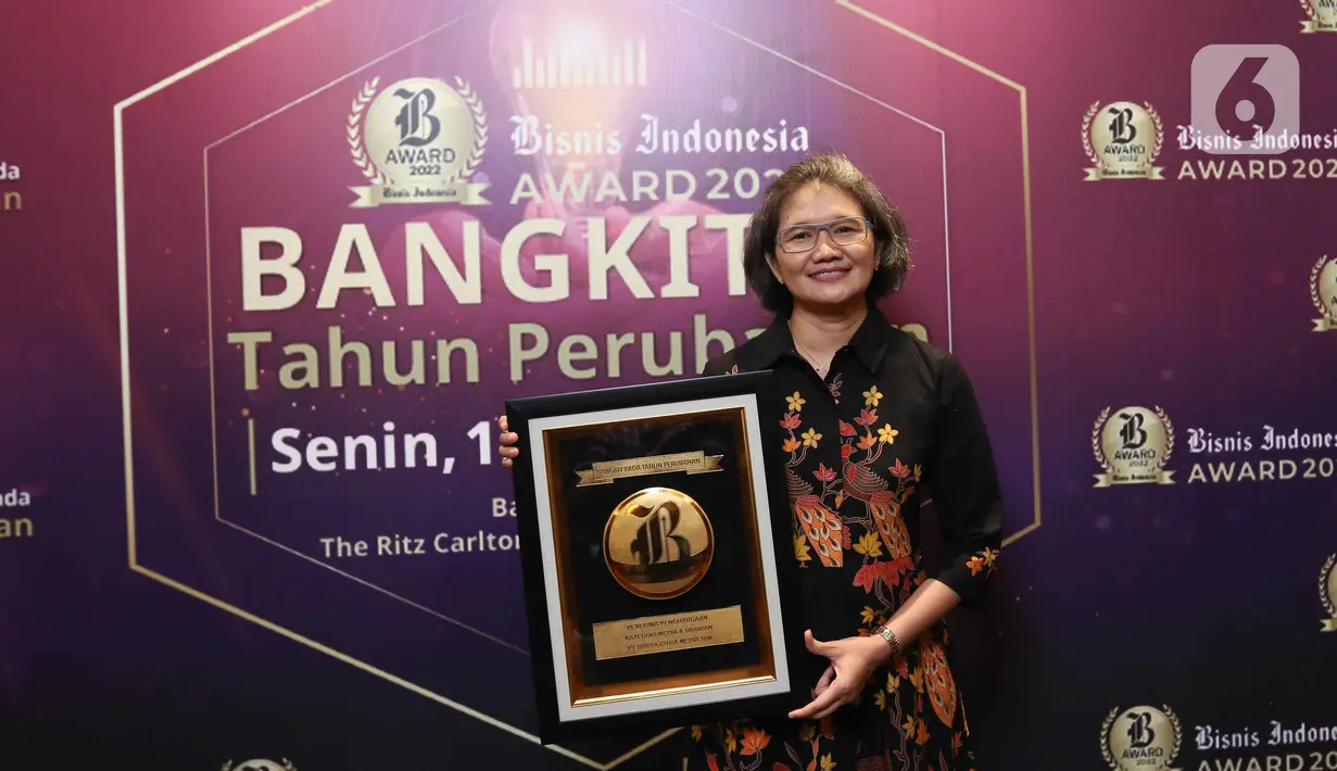 Irnawati W. Kahardja selaku Head of Protocol and Public Affairs PT Surya Citra Media Tbk, berpose dengan piagam usai penganugerahan Bisnis Indonesia Award (BIA) 2022 di Jakarta, Senin (15/8/2022). PT Surya Citra Media TBK mendapatkan penghargaan Bisnis Indonesia Award (BIA) 2022 dalam kategori Media dan Hiburan. (Liputan6.com/Herman Zakharia)