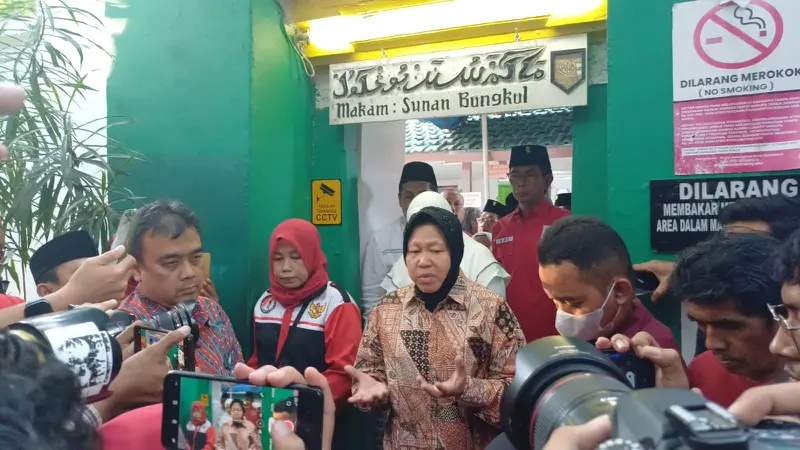 Risma saat ziarah ke makam Mbah Bungkul. (Dian Kurniawan/Liputan6.com)