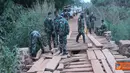 Citizen6, Kongo: Untuk mengatasi kerusakan jembatan dan jalan antara Dungu - Faradje sepanjang 145 Km, pihak Head of Engineering Section (HoES) Mr. Gautam Mukhophadya (India), kembali menugaskan Kompi Zeni TNI. (Pengirim: Badarudin Bakri)