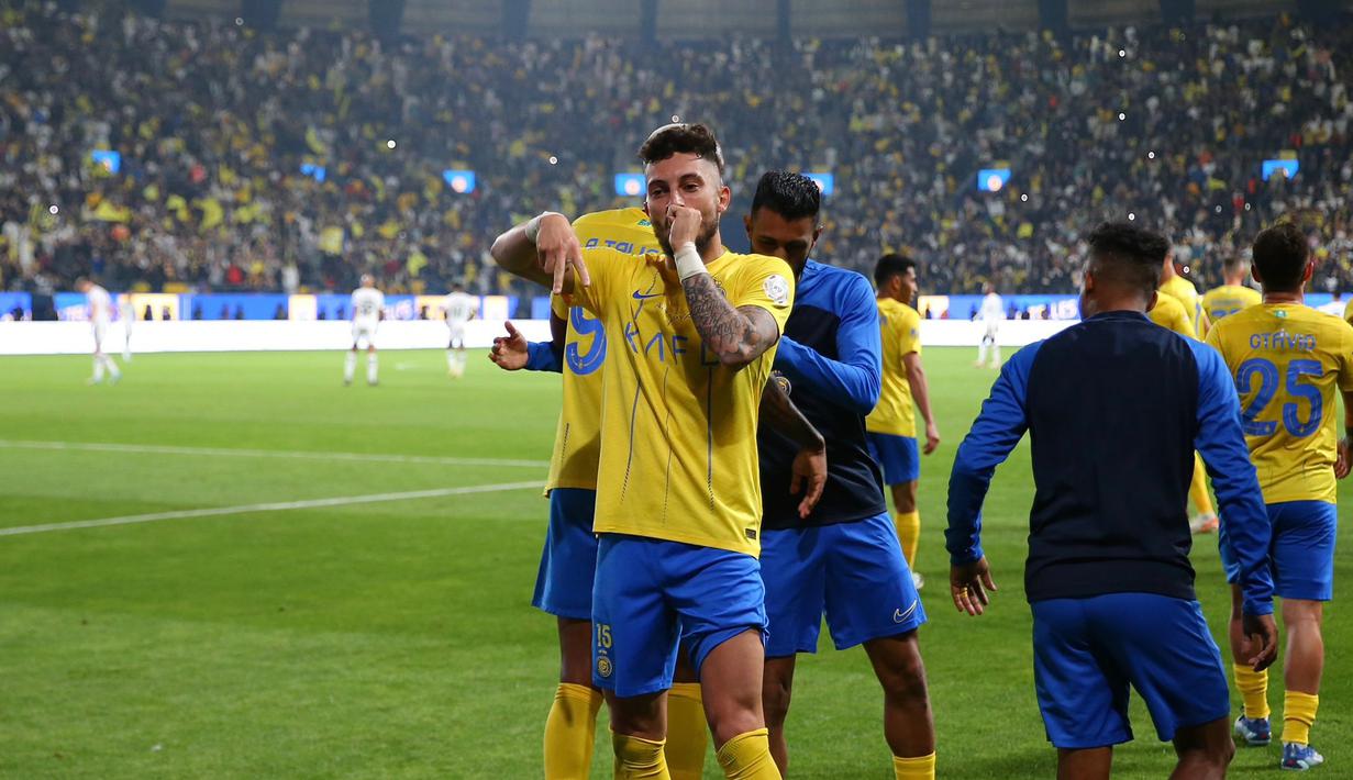 Selebrasi pemain Al Nassr, Alex Telles, setelah mencetak gol ke gawang Al Ettifaq dalam pertandingan lanjutan Saudi Pro League 2023/2024 yang berlangsung di Al Awwal Park, Jumat (22/12/2023). (X/Al Nassr FC)