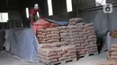 Pekerja tengah menata semen untuk dikirim di gudang penyimpanan semen di Jakarta, Selasa (1/12/2020). Perusahaan semen merasakan tekanan dampak pandemi Covid-19. Sejak awal tahun hingga Oktober 2020, pasar semen domestik mengalami kontraksi -9,7%. (Liputan6.com/Angga Yuniar)